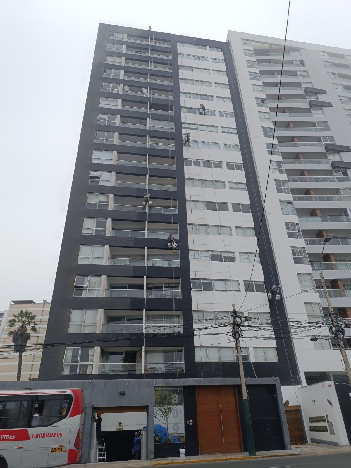 Pintado de fachada en edificio de gran altura